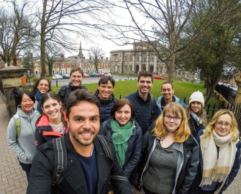 Na foto (da esquerda para direita): Profa. Catarina Kasuya (Microbiologia), Dr. Fernanda Godoy (Microbiologia), Prof. Gabriel Rocha (Zootecnia), Prof. Guilherme Martin (Zootecnia), Prof. Tiago Mendes (Bioquímica e Biologia Molecular), Profa. Polyana Rotta (Zootecnia). À frente: Dr. Sharon Huws (Queens University) e Prof. Marcio Duarte (Zootecnia).